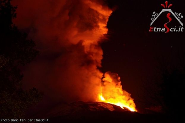12 Gennaio 2011 - Spettacolare eruzione lampo dal Pit Crater